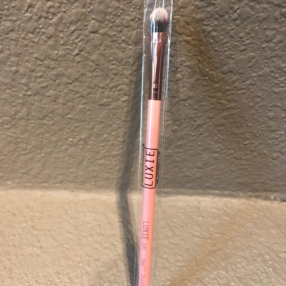 Luxie #245 Rose gold small shader brush
